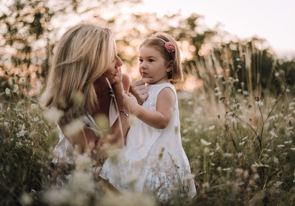 Mamma e figlia tra i fiori bianchi
