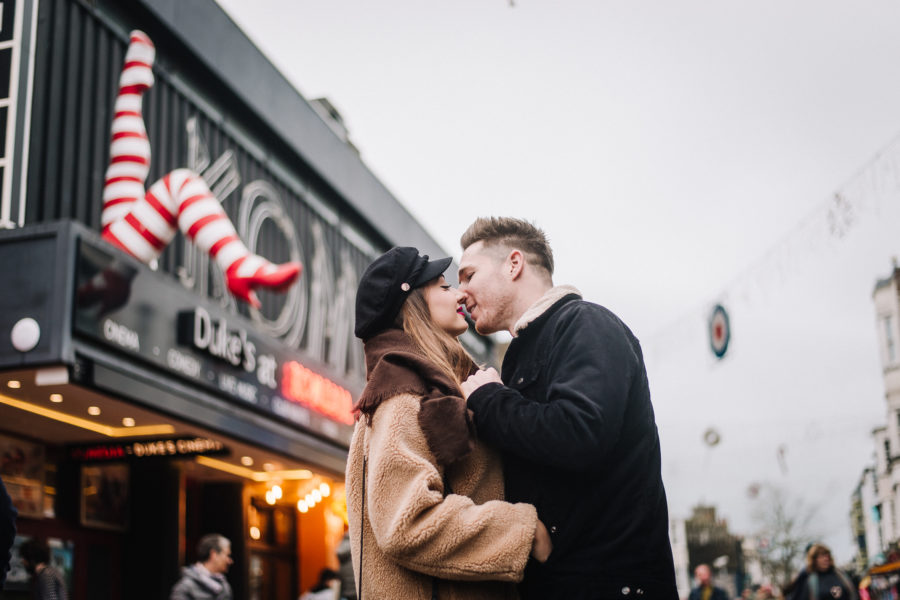 Coppia di innamorati che si bacia a Brighton davanti al Komedia