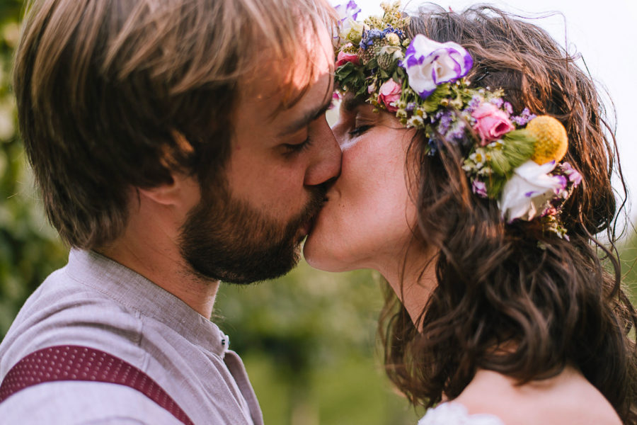 Fotografo matrimonio Padova, sposi che si baciano, sposa con fiori tra i capelli
