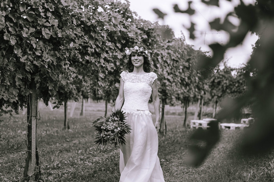 fotografo matrimonio Padova, sposa con vestito bianco e fiori tra i capelli
