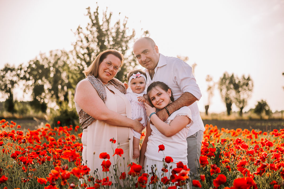 servizio fotografico di famiglia nei papaveri