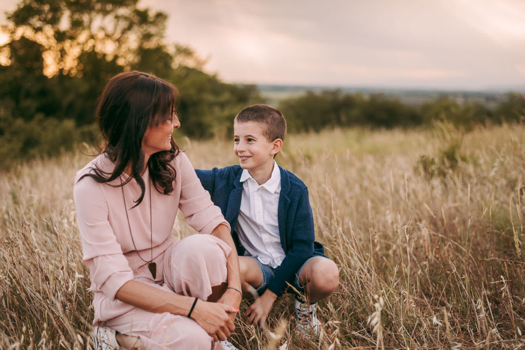 fotografo stefania montin famiglia mamma figlio sguardo tramonto