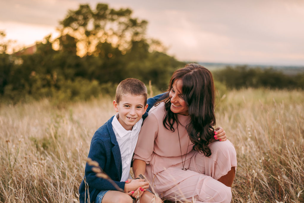 fotografo stefania montin famiglia mamma figlio abbraccio tramonto