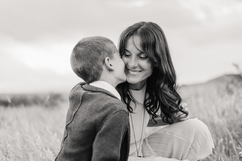 fotografo stefania montin famiglia mamma figlio bacio