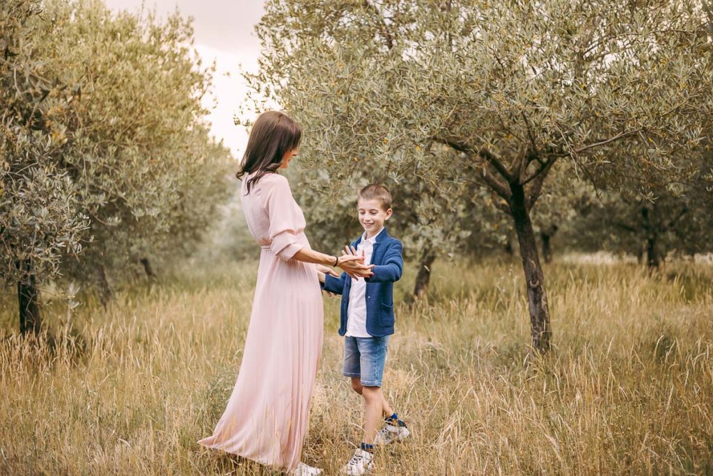 fotografo stefania montin famiglia mamma figlio ballo tramonto