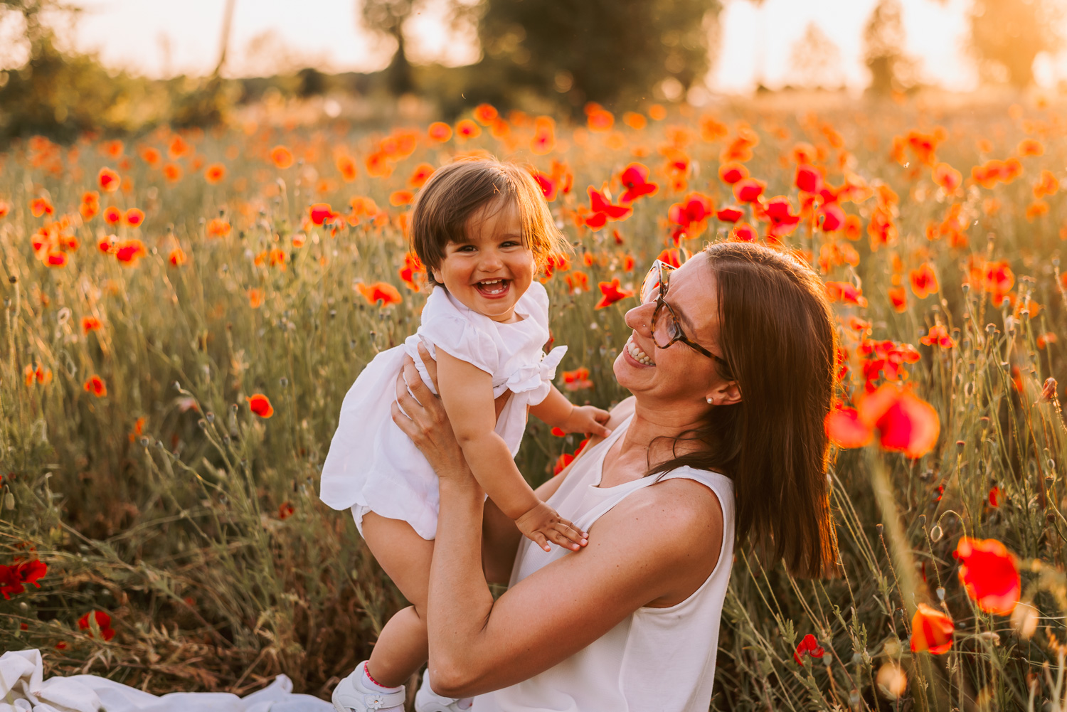 fotografia mamma con bambina tra i papaveri che ridono