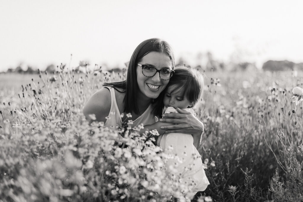 mamma abbraccia la figlia