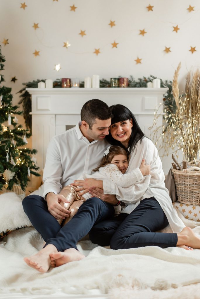 Siamo a settembre, e ho deciso di aprire ora le danze natalizie. Questo vuol dire che puoi già prenotare la tua mini-sessione di Natale, e fare il regalo più bello della tua vita alla tua famiglia e alle persone che ami. E se stai pensando che è troppo presto, ti svelo un segreto. In realtà è già tardi. Le mini-sessioni di Natale sono dei servizi fotografici particolari che organizzo in occasioni speciali e ai quali dedico slot di tempo molti ristretti Solo per darti un'idea, ci sono fotografi Newborn che organizzano le sessioni di Natale dal 10 al 20 novembre. Chi ha prenotato è a posto, mentre chi non ha prenotato resta fuori e se ne riparla l’anno prossimo. So che questo può sembrare assurdo, ma ti assicuro che è l’unico modo per poter consegnare un lavoro come si deve, curato e con una post-produzione degna di essere chiamata tale. Prova a pensare, che razza di foto potresti mai avere da un Fotografo che organizza le sessioni di Natale a metà dicembre? Ecco, questo non è il mio caso. Perché io per i miei clienti desidero il meglio, e per offrire il meglio devo avere tutto il tempo necessario per poter organizzare il lavoro, specialmente quando c’è di mezzo il Natale. Fine settembre, inizio ottobre è il mese migliore per prenotare la tua mini-sessione Natalizia, e ti spiego perché. Magari sei tornato da poco dalle vacanze, non hai ancora ripreso a pieno ritmo il lavoro, e ogni tanto quando ti capita di parlare con amici o colleghi, c'è qualcuno che tira di mezzo la parola Natale. Un Natale che adesso sembra così lontano, ma che in realtà è più vicino di quanto pensi. E tu sai benissimo che non esiste Natale senza la corsa ai regali. Quest’anno però hai la possibilità di regalarti qualcosa di davvero speciale. Che questo sia il vostro primo, secondo o decimo anno da genitori, una mini-sessione di Natale è il regalo più bello che puoi fare alla tua famiglia.