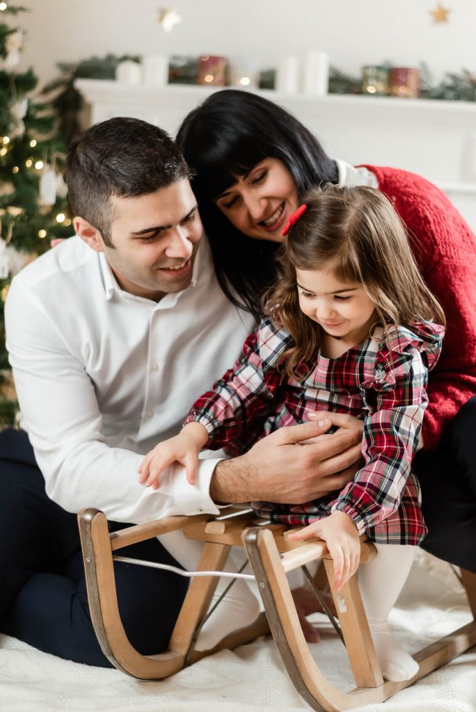 Siamo a settembre, e ho deciso di aprire ora le danze natalizie. Questo vuol dire che puoi già prenotare la tua mini-sessione di Natale, e fare il regalo più bello della tua vita alla tua famiglia e alle persone che ami. E se stai pensando che è troppo presto, ti svelo un segreto. In realtà è già tardi. Le mini-sessioni di Natale sono dei servizi fotografici particolari che organizzo in occasioni speciali e ai quali dedico slot di tempo molti ristretti Solo per darti un'idea, ci sono fotografi Newborn che organizzano le sessioni di Natale dal 10 al 20 novembre. Chi ha prenotato è a posto, mentre chi non ha prenotato resta fuori e se ne riparla l’anno prossimo. So che questo può sembrare assurdo, ma ti assicuro che è l’unico modo per poter consegnare un lavoro come si deve, curato e con una post-produzione degna di essere chiamata tale. Prova a pensare, che razza di foto potresti mai avere da un Fotografo che organizza le sessioni di Natale a metà dicembre? Ecco, questo non è il mio caso. Perché io per i miei clienti desidero il meglio, e per offrire il meglio devo avere tutto il tempo necessario per poter organizzare il lavoro, specialmente quando c’è di mezzo il Natale. Fine settembre, inizio ottobre è il mese migliore per prenotare la tua mini-sessione Natalizia, e ti spiego perché. Magari sei tornato da poco dalle vacanze, non hai ancora ripreso a pieno ritmo il lavoro, e ogni tanto quando ti capita di parlare con amici o colleghi, c'è qualcuno che tira di mezzo la parola Natale. Un Natale che adesso sembra così lontano, ma che in realtà è più vicino di quanto pensi. E tu sai benissimo che non esiste Natale senza la corsa ai regali. Quest’anno però hai la possibilità di regalarti qualcosa di davvero speciale. Che questo sia il vostro primo, secondo o decimo anno da genitori, una mini-sessione di Natale è il regalo più bello che puoi fare alla tua famiglia.