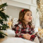 Natale, bambina con regalo