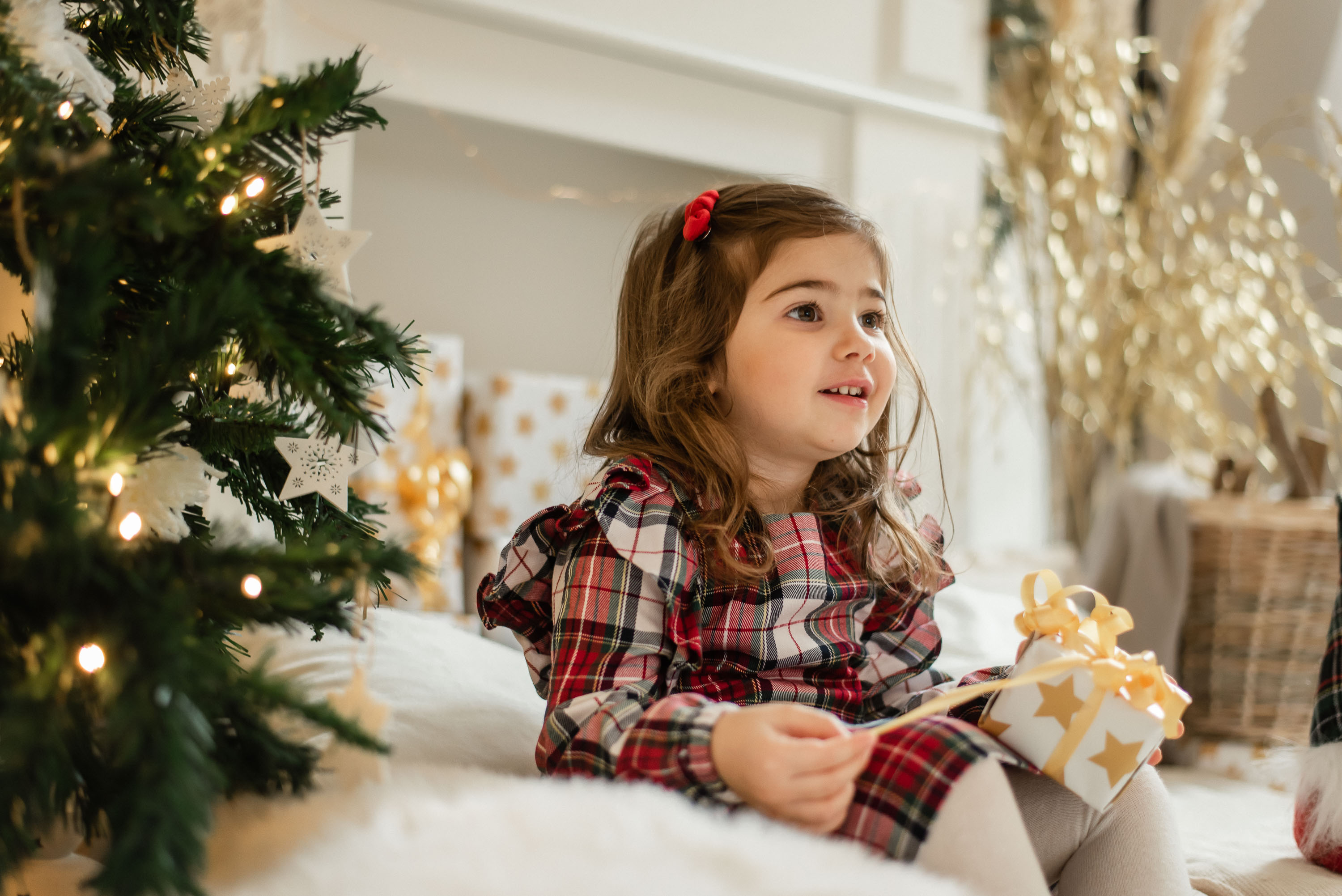 Natale, bambina con regalo