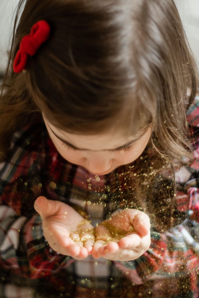 Glitter Natale bambina che soffia magia del Natale