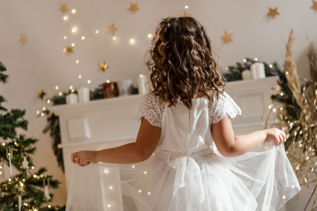 Bambina che danza a Natale