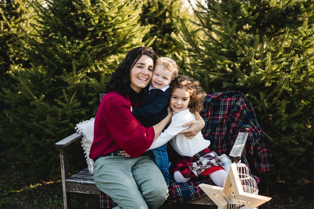 mamma e figli che si abbracciano