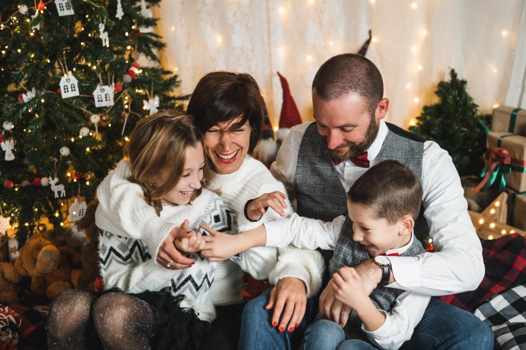 Famiglia felice che si diverte a Natale