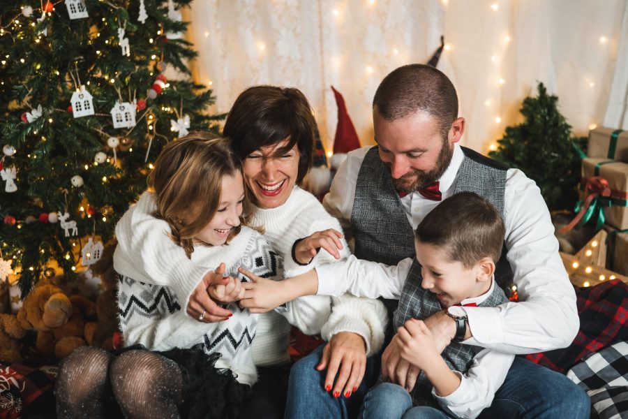 Famiglia felice che si diverte a Natale