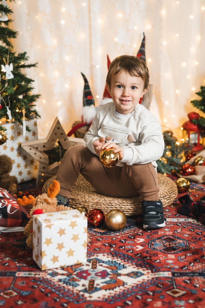 bambino che si diverte a Natale