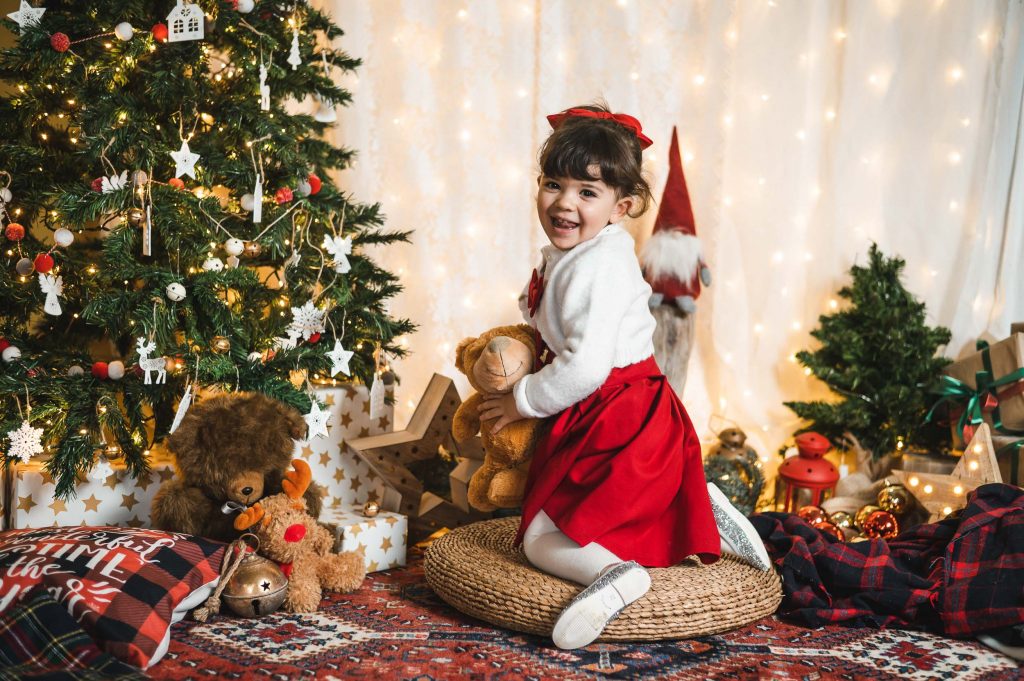 Bambina vestita di rosso che ride