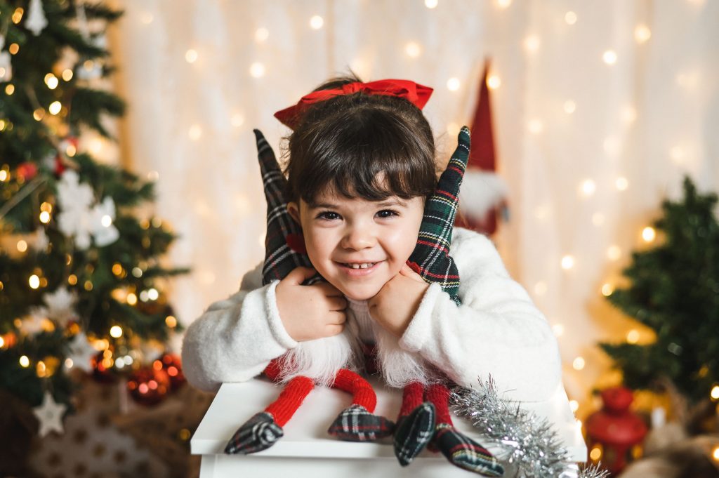 bambina che si diverte con elfo