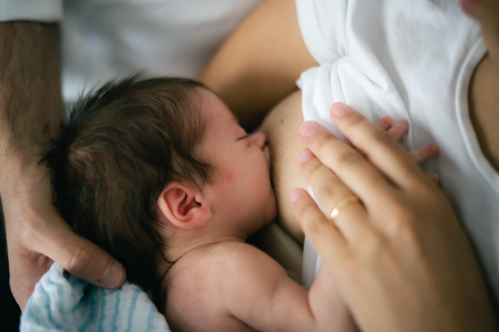 bambino allattato al seno