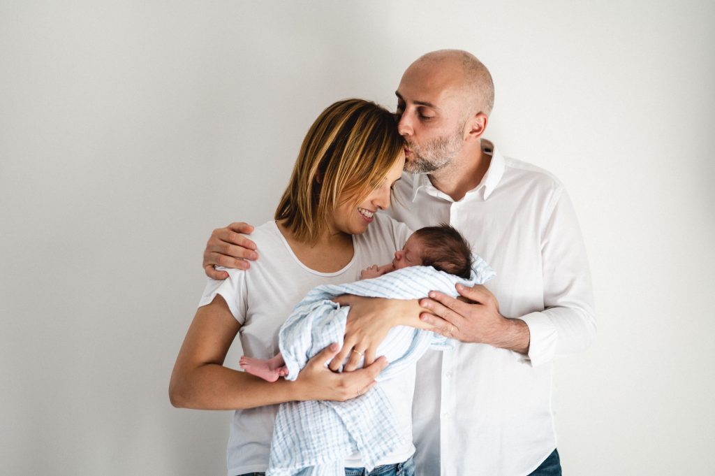 Neo genitorni abbracciati al loro bambino