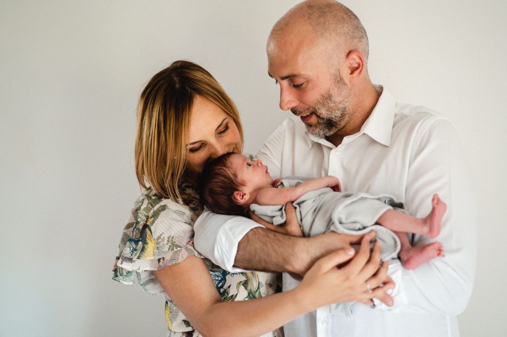genitori abbracciano bambino