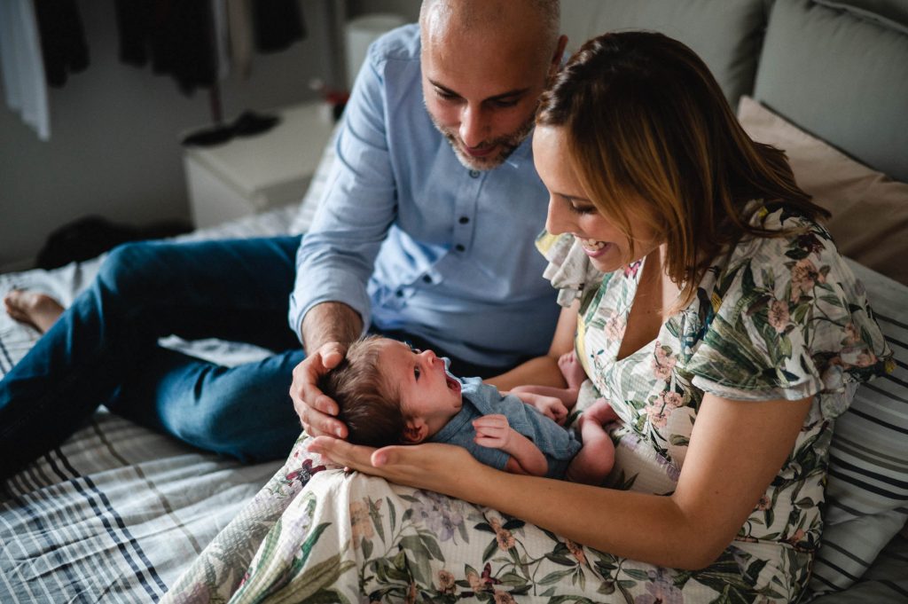 coppia genitorni con neonato