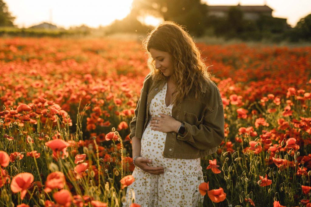 mamma incinta tra i papaveri