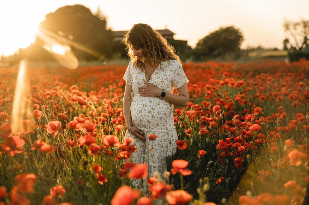 mamma incinta tra i papaveri