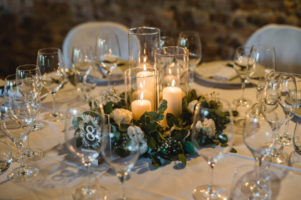 Dettagli ricevimento matrimonio tavole e confetti