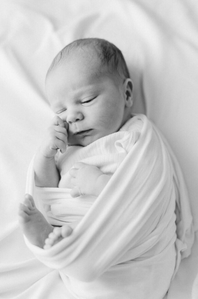 Perchè scegliere una sessione fotografica newborn a casa tua