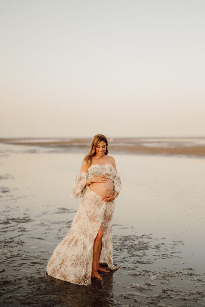 Maternity in spiaggia