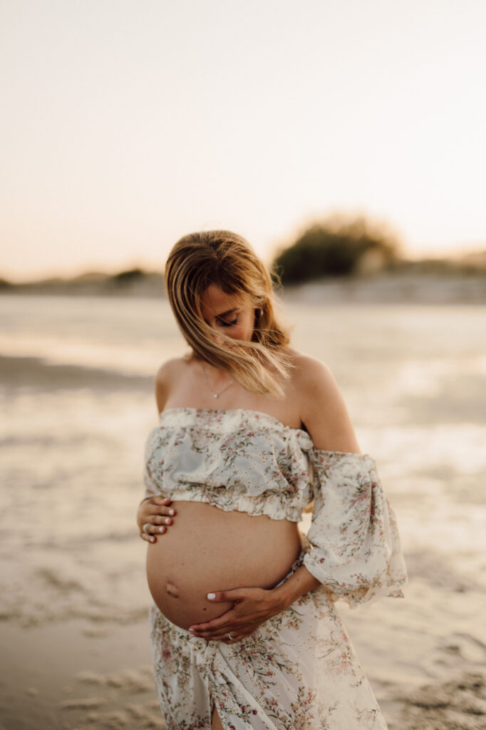 Maternity in spiaggia