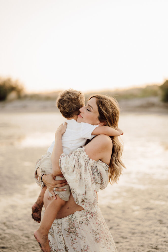 Maternity in spiaggia