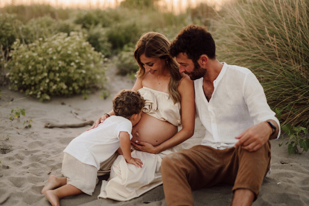 Maternity in spiaggia