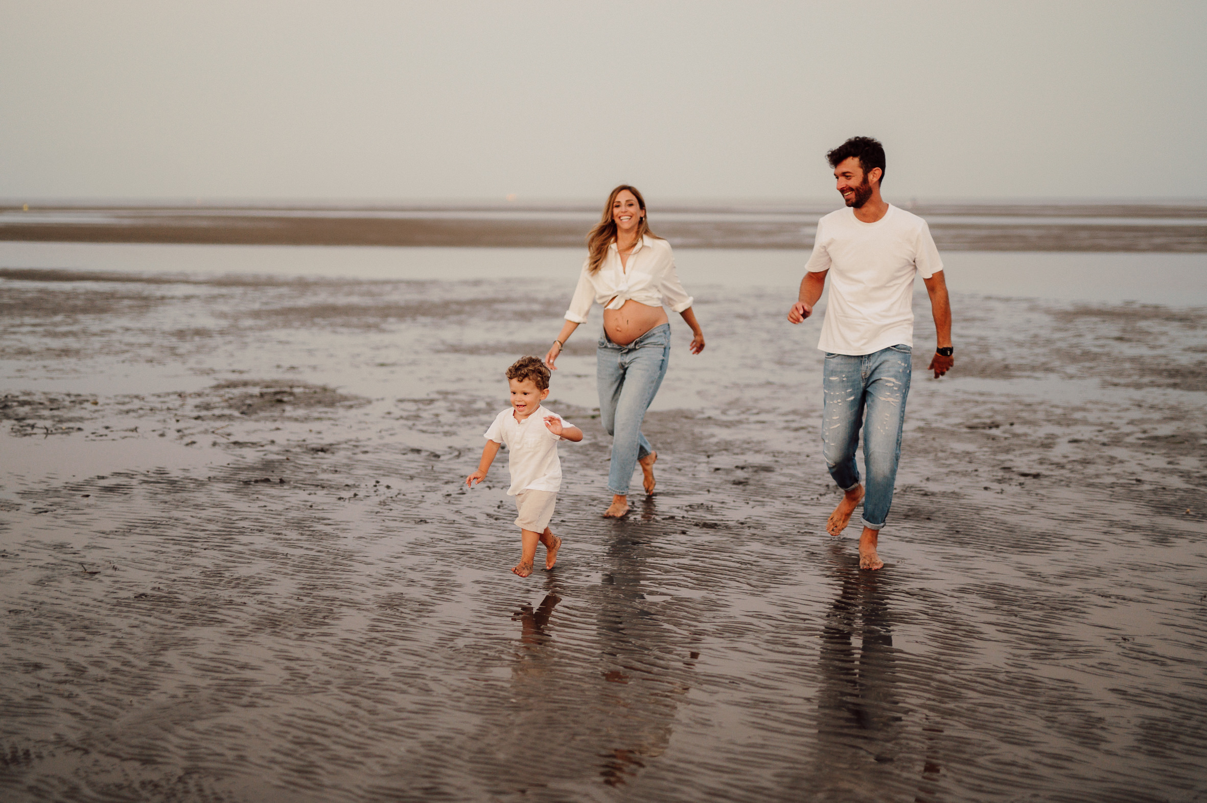 Maternity in spiaggia