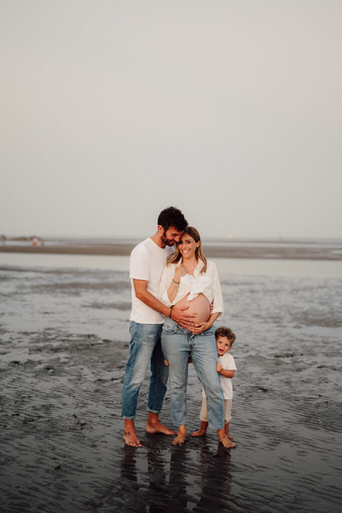 Maternity in spiaggia